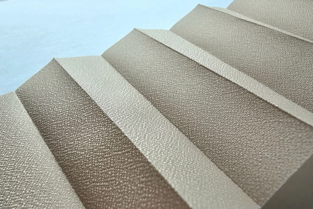 Pleated blind – Daļēji aptumšojošs audums, vienkāršs audums – REED (semi-blackout, single-layer) – 2