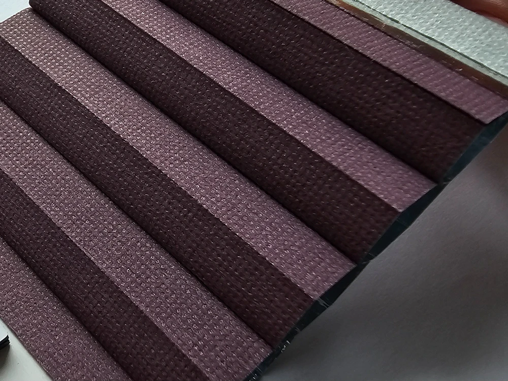 Pleated blind – Blackout, honeycomb – PLUM (blackout, honeycomb) – 2